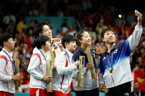 VĐV Hàn Quốc và Triều Tiên thoải mái chụp ảnh cùng nhau ở Olympic 2024