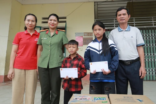 Nghĩa tình Thủ đô gửi tới học sinh ở Trung Lèng Hồ