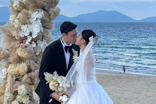 Thủ môn ĐT Việt Nam cưới bạn gái xinh đẹp bên bờ biển