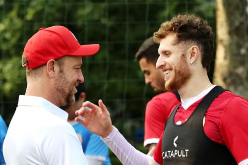 HLV Mano Polking làm quen các học trò Công an Hà Nội FC