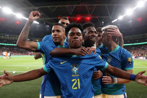 'Thần đồng' Brazil nhấn chìm tuyển Anh ở Wembley