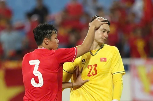 Mắc sai lầm, Đặng Văn Lâm mất suất bắt chính vào tay Nguyễn Filip