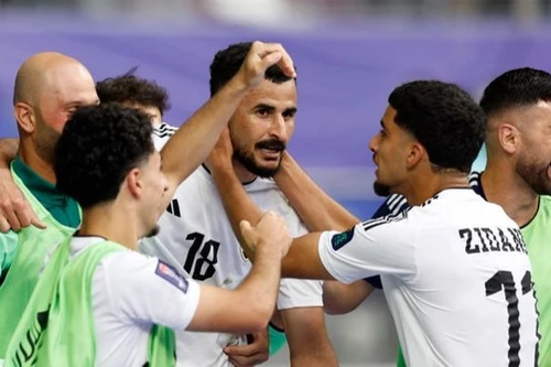 Vì sao tiền đạo từng làm khổ ĐT Việt Nam bị đuổi khỏi sân?