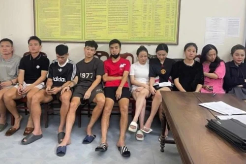 Hình ảnh nhóm cầu thủ Hà Tĩnh bị bắt vì sử dụng ma túy cùng 5 cô gái trẻ