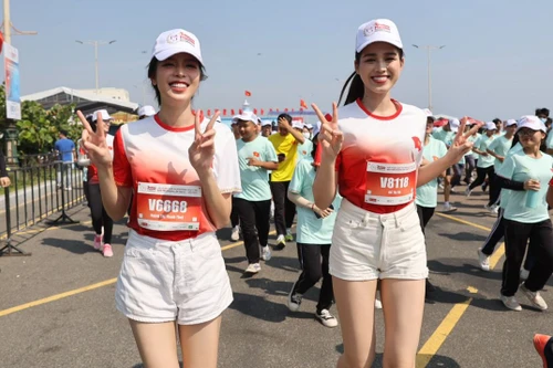 Hoa hậu Đỗ Thị Hà, Thanh Thủy khoe sải chân dài trên đường chạy Phú Yên