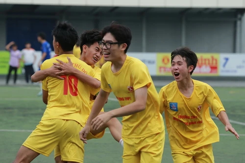 Cựu vô địch THPT Nguyễn Thị Minh Khai ra quân 'nghẹt thở'