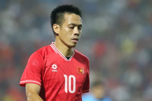 Văn Quyết bất ngờ từ giã tuyển Việt Nam sau trận hòa Ấn Độ