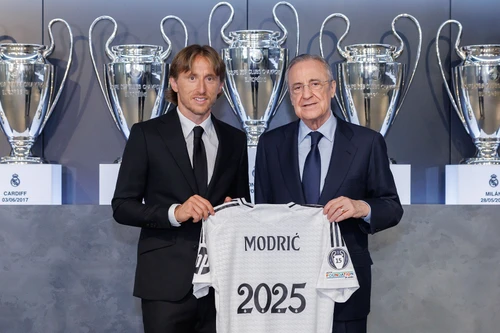 Modric chơi cho Real đến năm 40 tuổi
