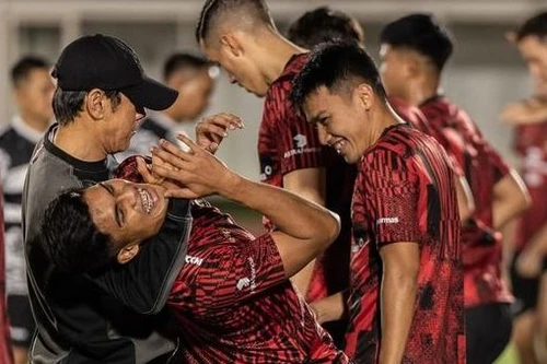 HLV tuyển Indonesia 'bạo lực' với học trò trên sân tập