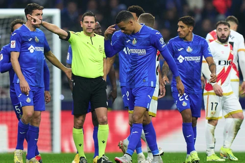 Cựu sao MU nhận thẻ đỏ vì chửi tục trên sân