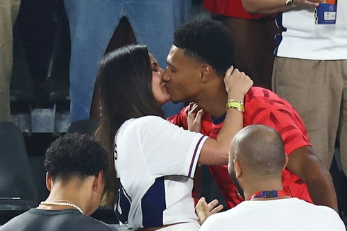 Người hùng ĐT Anh thắm thiết hôn bạn gái sau khi vào chung kết