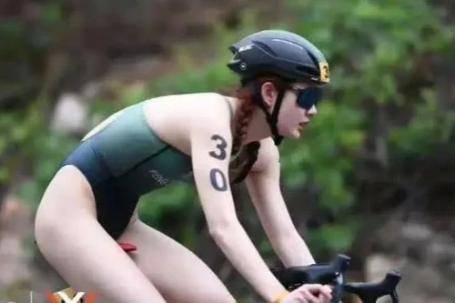 Nhan sắc VĐV Trung Quốc thích mặc bikini gợi cảm khi thi đấu