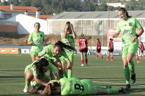 Đội bóng của Huỳnh Như thoát hiểm ngoạn mục, mở cơ hội trụ hạng