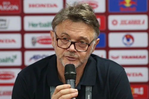 Tuyển Việt Nam thua ê chề, HLV Troussier quyết không từ chức