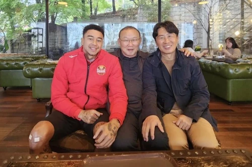 HLV Park Hang-seo gây sốt với bức ảnh cùng cựu tiền vệ MU