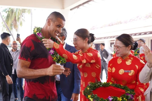 Huyền thoại Rivaldo tươi rói đến Việt Nam