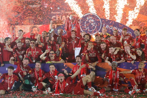 [ẢNH] Mở tiệc bàn thắng trước Chelsea, Liverpool lần đầu nâng cúp vô địch Premier League