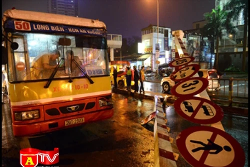 Khởi tố lái xe buýt đâm đổ cột giới hạn chiều cao cầu vượt nhẹ