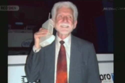 Điện thoại đi động đón sinh nhật lần thứ 40 