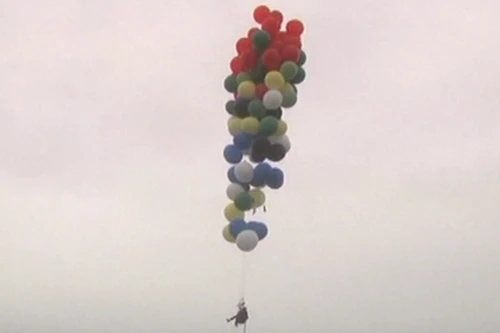 Một người Nam Phi bay qua biển chỉ với chùm bóng bay