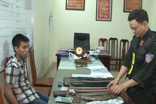 Mang cả va-li "hàng nóng", gặp 141 bèn lao thẳng xuống sông Kim Ngưu