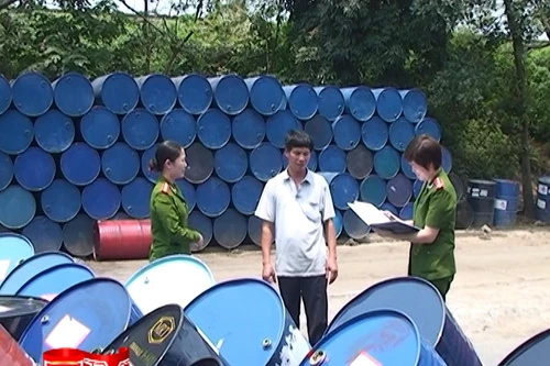 Đột kích cơ sở xả thải thẳng ra sông Đáy 