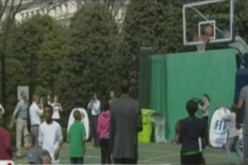 Tổng thống Obama "xuống phong độ" bóng rổ