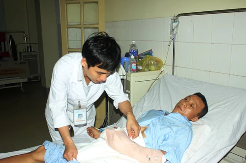 Nối thành công hai ngón tay cho bệnh nhân bị máy cưa cắt đứt lìa