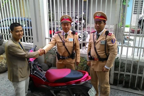 CSGT phát hiện xe gian đeo BKS giả