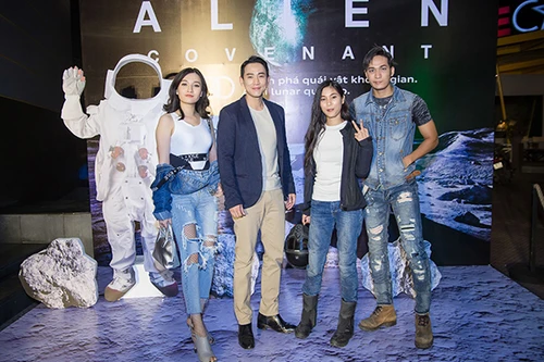 Hứa Vĩ Văn rủ rê Nhung Kate và Vân Nhi đi xem "Quái vật không gian"