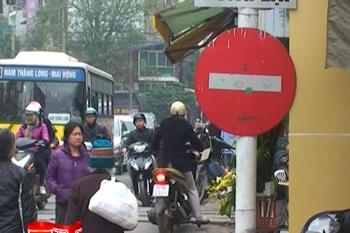 Ý thức chấp hành giao thông nhìn từ một góc phố