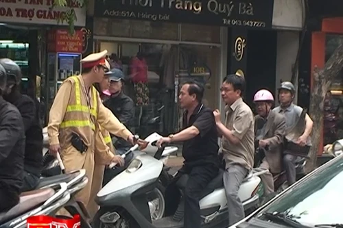 Lực lượng 141 tăng ca chốt chặn trên các tuyến phố chính