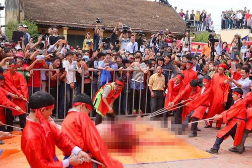 Người dân hò reo khi xem chém lợn ở Ném Thượng