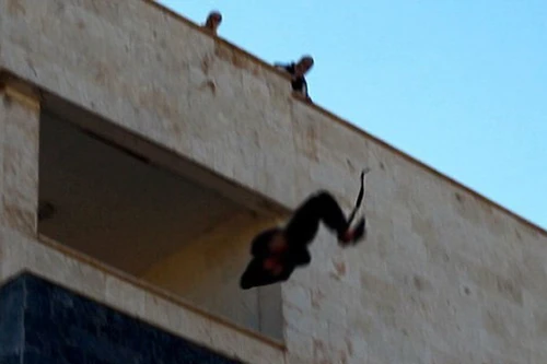 IS lại đẩy người đồng tính từ nhà cao tầng xuống đất