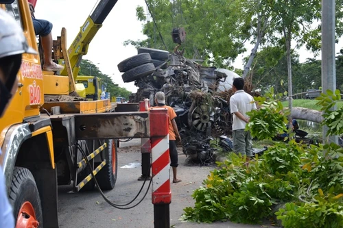 Xe bồn húc đổ 2 cây xà cừ, lao xuống rạch