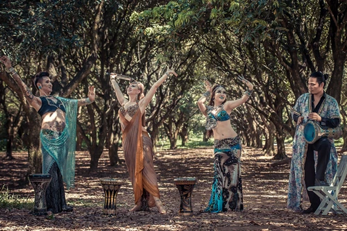 Ngắm dàn giám khảo bellydance khoe hình thể nóng bỏng