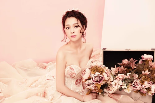 Hoa khôi Trương Tùng Lan diện đầm lộng lẫy khoe vai trần và vòng 1 gợi cảm