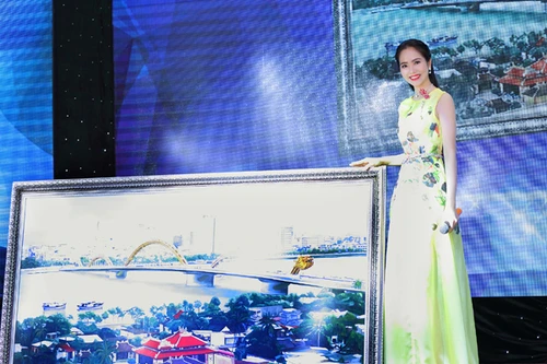 Đấu giá tranh, Hoa hậu Dương Kim Ánh quyên tiền giúp đỡ người nghèo