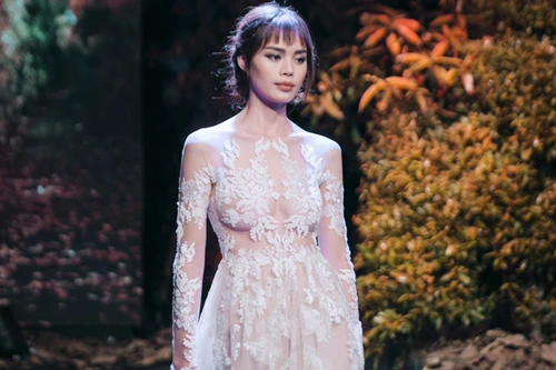 Dàn mỹ nữ gợi cảm trong BST áo cưới xuyên thấu