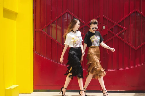 Chị em Yến Trang - Yến Nhi diện thời trang cá tính dạo phố
