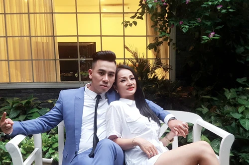 Ca sĩ Anh Trường hạnh phúc bên "bà ngoại hot girl" Hương Bella