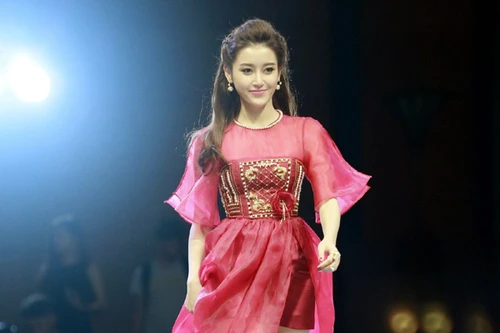 Á hậu Huyền My rạng rỡ diễn catwalk sau scandal "tai bay vạ gió"
