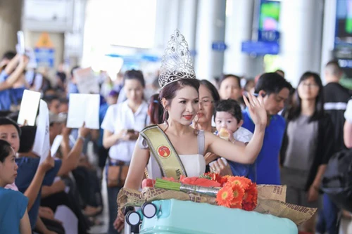 Hoa hậu Lê Thanh Thúy rạng rỡ trở về sau đăng quang