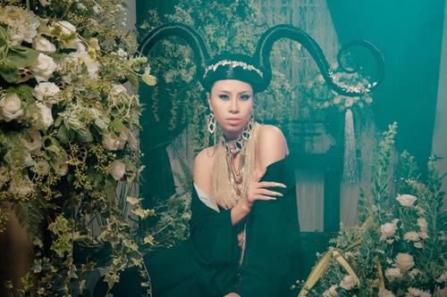 NTK Võ Việt Chung mang "hoàng gia" đến show diễn đẳng cấp thế giới