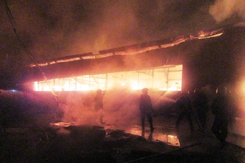 Cơ sở mộc bốc cháy ngùn ngụt, thiêu rụi hàng trăm mét vuông xưởng