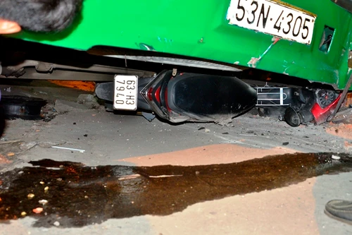 Hàng chục hành khách la hét khi xe buýt tông xe máy, lao lên vỉa hè