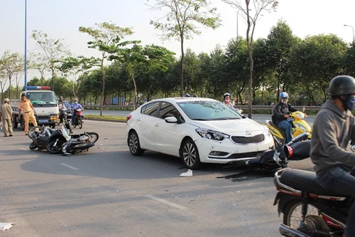 Va chạm 5 phương tiện trên đại lộ, 1 người bị thương