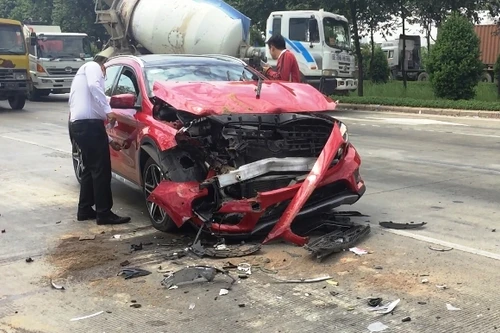 "Xế hộp" tiền tỷ biến dạng sau cú tông đuôi xe tải