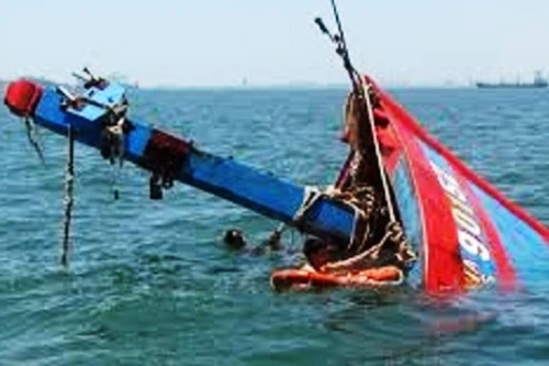 Cứu 8 thuyền viên rơi xuống biển khi tàu cá bị chìm