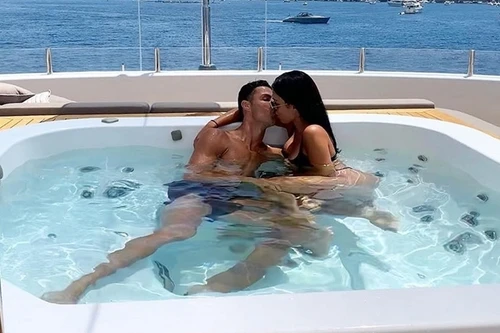 [ẢNH] Ronaldo gây sốt khi hôn đắm đuối bạn gái xinh đẹp giữa biển